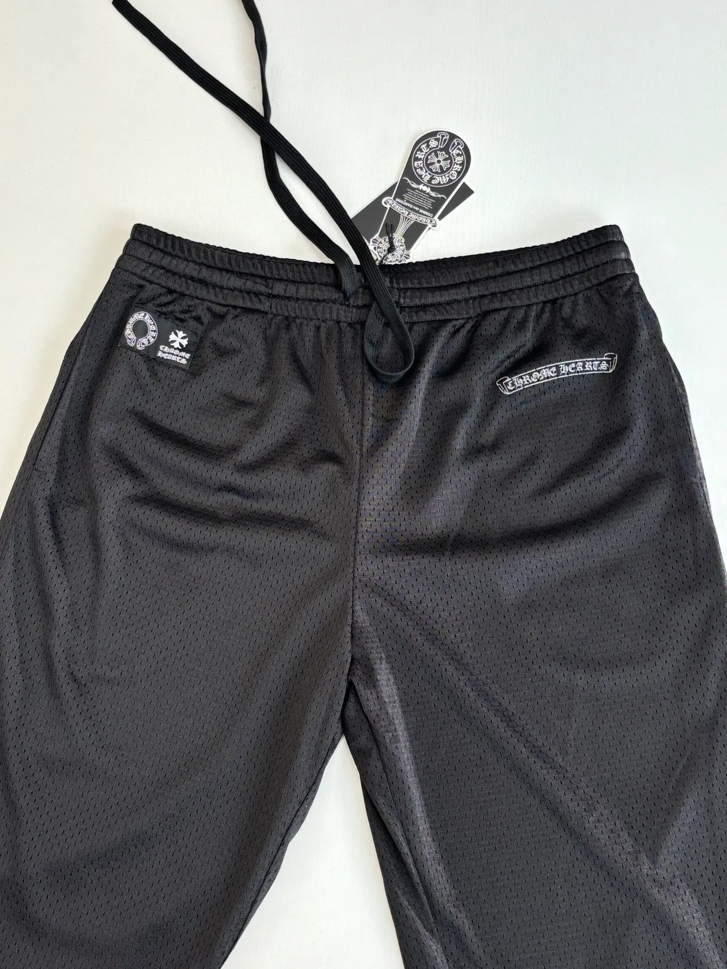 P340 Chrome Heart*/Chrome Heart Sanskrit mesh ice hockey suit straight trousers. The original version was purchased for 15,989 and developed. The fabric is made of custom weaving and dyeing technology. It is made of selected black mesh fabric, showing a unique sports style. The fabric has been specially treated to provide excellent breathability and comfort while maintaining a crisp and structured look. The double-layer design structure enhances the overall texture and makes the wearing experience more three-dimensional and full. The brand's iconic patterns are printed in many places, and high-precision printing technology is used to ensure that the patterns are clear and sharp. The silver printing has a glitter effect, showing charming luster changes under different lights. All printings undergo strict color difference control to ensure accurate color reproduction. The silver-plated pattern design on the sleeve arms is particularly eye-catching, showing the brand's consistent dark luxury style. In terms of details, the latest custom-woven labels are used, and the workmanship is exquisite. The overall shape is designed for both men and women, with both fashion and practicality. This T-shirt perfectly combines sports elements with high fashion craftsmanship, making it the brand's iconic street style item.  Size：S/M/L